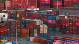 媒体：特朗普拟对中加征7.5%产能过剩关税
